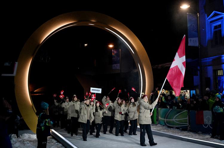 Denise Dupont var fanebærer for Danmark ved åbningsceremonien i Cortina d'Ampezzo i Dolomitterne fredag aften. Foto: Jennifer Lorenzini/Ritzau Scanpix