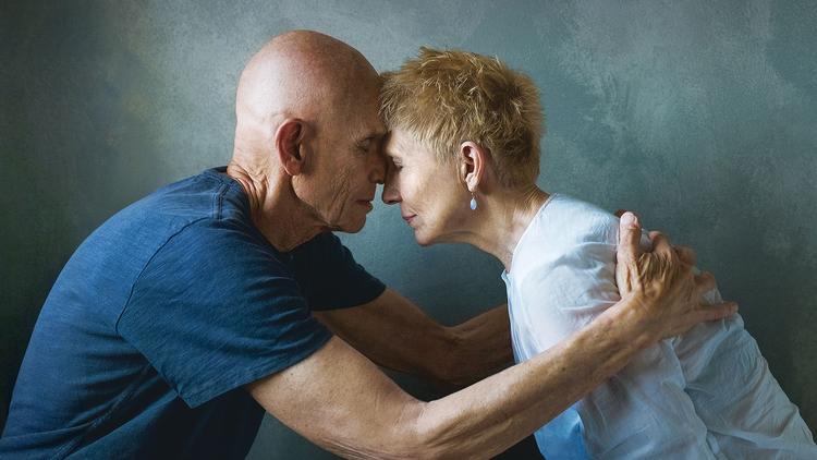 84-årige Joel Meyerowitz og 75-årige Maggie Barrett har været gift i tyve år, men det, der på overfladen ligner en solstrålehistorie, viser sig i dokumentaren at være en kompleks fortælling om kærlighedens assymetri. Foto: DR