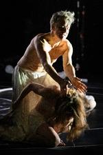 En verden bryder sammen. Antigone, spillet af Jens Harzer, appellerer til sin søster Ismene, spillet af Constanze Becker. Foto: Jörg Brüggemann 