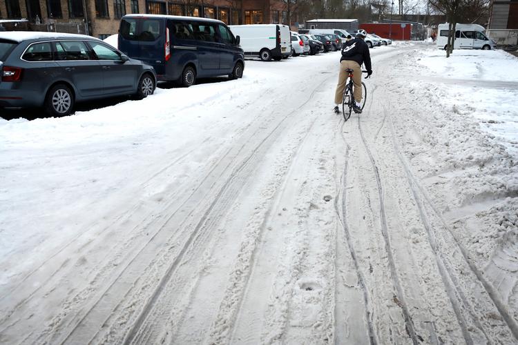 De voldsomme snefald og frosten har skabt store problemer. Også på veje og cykelstier som her i Sturlasgade på Islands Brygge i København.   Foto: Jens Dresling