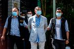 Politiet fører Hongkongs prodemokratiske mediemogul Jimmy Lai (i midten) væk fra sit hjem, efter at han blev anholdt under den nye nationale sikkerhedslov i Hongkong  10. august 2020. Foto: Vernon Yuen/Ritzau Scanpix