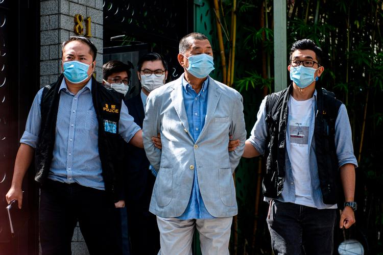 Politiet fører Hongkongs prodemokratiske mediemogul Jimmy Lai (i midten) væk fra sit hjem, efter at han blev anholdt under den nye nationale sikkerhedslov i Hongkong  10. august 2020. Foto: Vernon Yuen/Ritzau Scanpix
