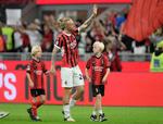 25. maj 2024 spillede Simon Kjær sin sidste kamp for AC Milan på hjemmebanen San Siro - et sted, han har elsket at spille. Fansene hyldede den mangeårige danske landsholdsanfører, der gik banen rundt med sine sønner. Et halvt år senere indstillede Simon Kjær karrieren. Foto: Daniele Mascolo/Ritzau Scanpix
