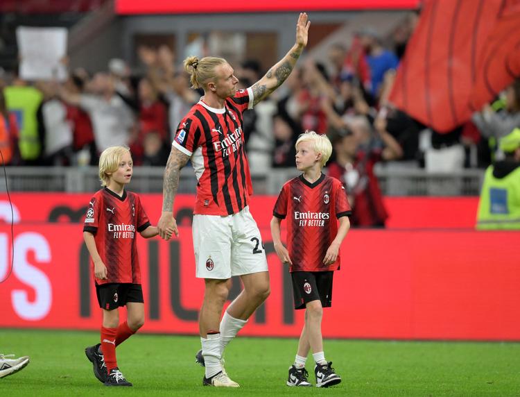 25. maj 2024 spillede Simon Kjær sin sidste kamp for AC Milan på hjemmebanen San Siro - et sted, han har elsket at spille. Fansene hyldede den mangeårige danske landsholdsanfører, der gik banen rundt med sine sønner. Et halvt år senere indstillede Simon Kjær karrieren. Foto: Daniele Mascolo/Ritzau Scanpix