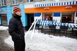 Frederik Willems, indehaver af baren, hvor en kvinde blev ramt af en stor bunke sne fra tagtoppen. Området er stadig spærret af. Foto: Jens Dresling