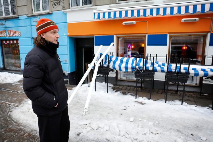 Frederik Willems, indehaver af baren, hvor en kvinde blev ramt af en stor bunke sne fra tagtoppen. Området er stadig spærret af. Foto: Jens Dresling