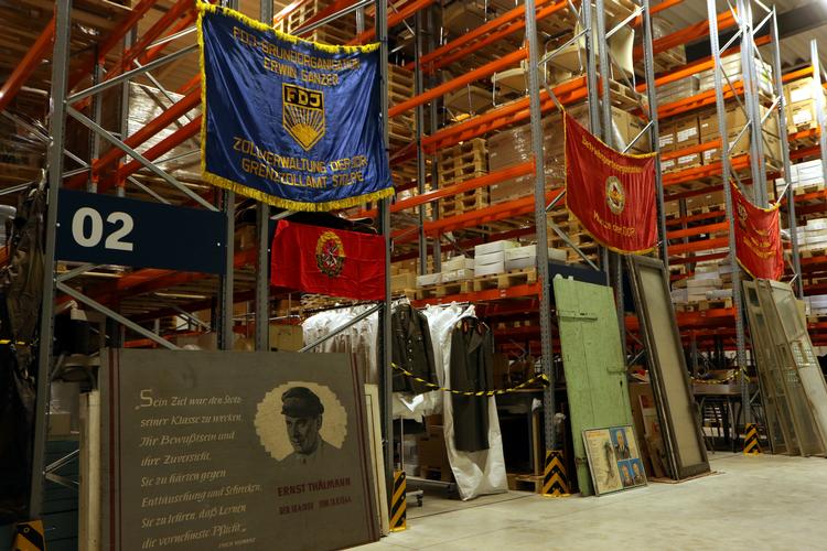 Langt de fleste genstande i depotet er blevet doneret af tidligere DDR-borgere. Næsten hver dag dukker de op med nye ting til samlingen.  Foto: Jens Malling