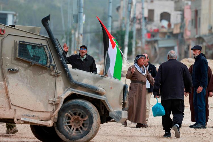 Palæstinensere kræver at få lov til at vende hjem til flygtningelejren Nur Shams på den besatte Vestbred, hvorfra de blev udvist sidste år under en israelsk hæroperation. Saudi-Arabien og syv andre muslimske lande fordømmer israelske planer om at stramme kontrollen over Vestbredden og bane vejen for flere bosættelser. Foto: Jaafar Ashtiyeh/Ritzau Scanpix