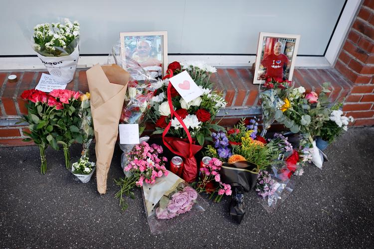 Blomster på Roskildevej 181 i Valby, hvor en 65-årig mand 19. august blev påkørt af en sort Porsche Cayenne. Tirsdag begyndte retssagen mod den nu 18-årige mand, som har erkendt flere anklager.   Foto: Jens Dresling