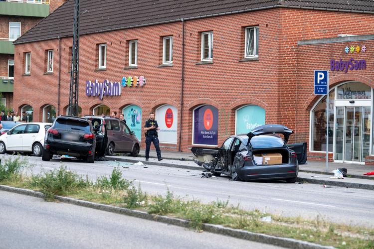 En 65-årig mand blev 19. august sidste påkørt af en sort Porsche Cayenne ved BabySam på Roskildevej i Valby. Tirsdag begyndte retssagen mod den nu 18-årige mand, som har erkendt flere anklager.   Foto: Kenneth Meyer/Ritzau Scanpix