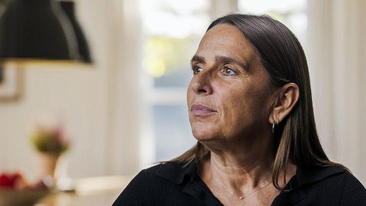 Videre efter tabet af ægtemanden,  javist. Men som et andet, ændret menneske.  Foto: Martin Hagge/DR