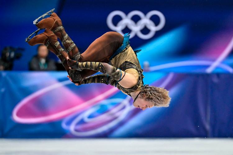 Ilia Malinin sparede sin firdobbelte Axel væk fra sit korte program, men gav til gengæld publikum i Milano en baglæns salto og fører konkurrencen før fredagens frie program. Foto: Gabriel Bouys/Ritzau Scanpix