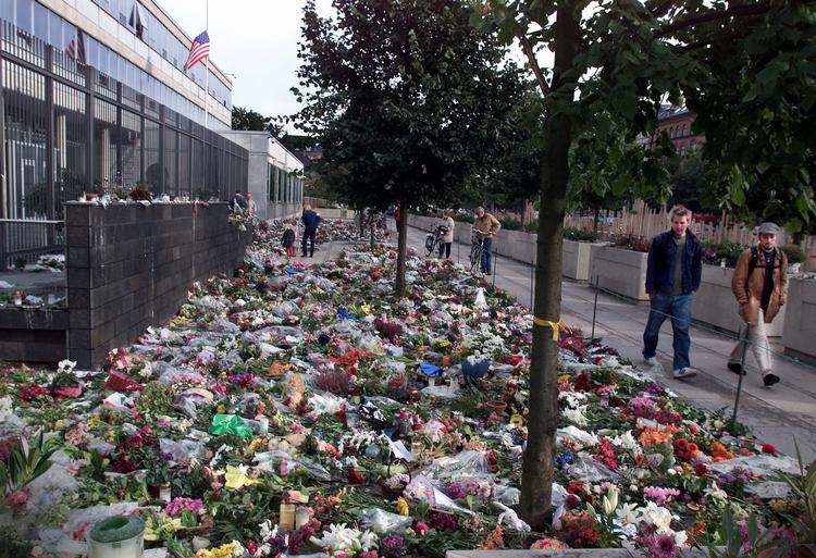 Københavnere lagde blomster foran den amerikanske ambassade i dagene efter terrorangrebet den 11. september 2001. Foto: Finn Frandsen