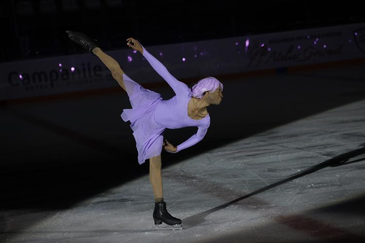 I 'Icebreakers' udfordrer en gruppe skøjteløbere sporten med håbet om, at den etablerede sportsgren en dag kan være en tand mere rummelig. Her er alle dristige outfits tilladt. Foto: PR foto: Marlo Poras