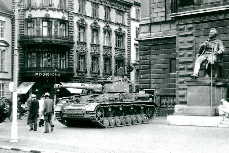 'Den mørklagte musik' om musiklivet i Danmark under den tyske besættelse er proppet med information og illustrationer. Her et foto af en tysk kampvogn foran Det Kongelige Teater i 1943. Foto: Fra bogen