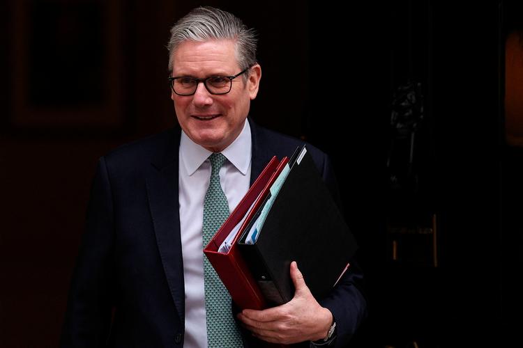 Bookmakerne var begyndt at sætte odds på, at Keir Starmers dage som britisk regeringsleder var talte, da billedet ændrede sig. Og onsdag stillede han som vanligt op til den ugentlige spørgetime med premierministeren, som han her er på vej til.  Foto: Adrian Dennis/Ritzau Scanpix