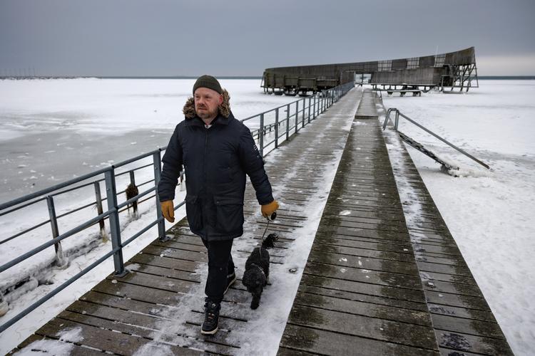 Hver dag går rapper Per Vers en tur med hunden Ella. Han forsøger også at få meditation ind i sin hverdag. Foto: Jacob Ehrbahn