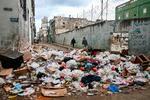Skraldet rundt om i Havanas gader er begyndt at både lugte og tiltrække skadedyr, men fordi der mangler brændstof, kan renovationsbilerne ikke køre ud, så der kan blive ryddet op.  Foto: Yamil Lage/Ritzau Scanpix