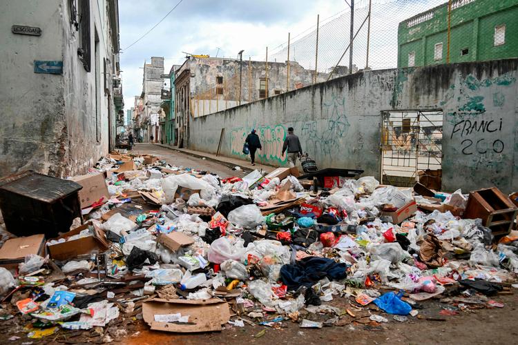 Skraldet rundt om i Havanas gader er begyndt at både lugte og tiltrække skadedyr, men fordi der mangler brændstof, kan renovationsbilerne ikke køre ud, så der kan blive ryddet op.  Foto: Yamil Lage/Ritzau Scanpix
