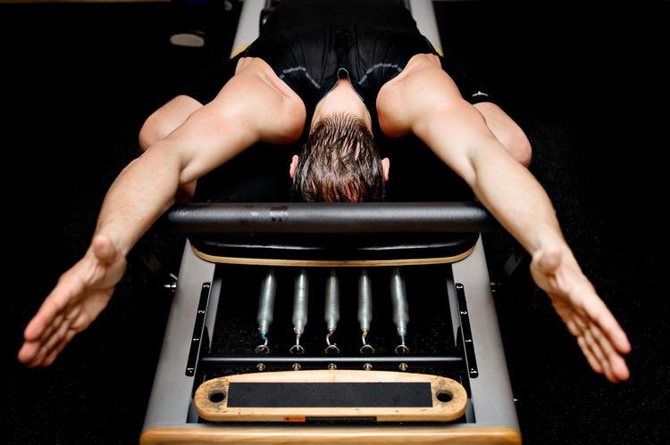 Reformer pilates er en effektiv og skånsom træningsform, der foregår på en specialudviklet maskine kaldet en 'reformer' – og det kan bestemt kategoriseres som styrketræning, lyder det fra Bente Klarlund Pedersen. Foto: Marie Hald