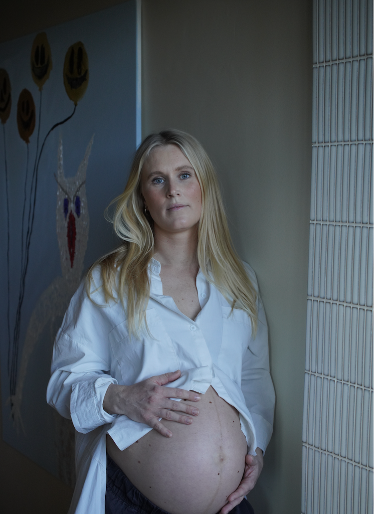 »Vi er utallige kvinder, som finder vrede i at skulle gennemgå tre graviditetstab, før vi overhovedet er berettiget til at blive undersøgt«, skriver Pernille Vesterled, der skulle vente halvandet år, før hun kunne få hjælp. Foto: Cecilie Valentin Flex