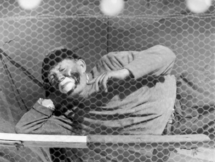 Viggo Sørensen, Helene Højmoses farfar, var anden generation i 'Faldgruben'. Han tog over efter sin egen far og gav så forlystelsen videre til sin søn. De seneste 15 år har familien hyret folk til at ligge på brættet.  Foto: Polfoto