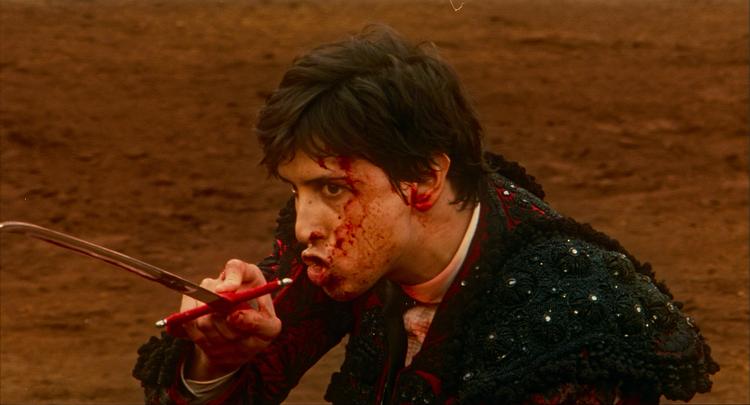 Øjeblikket da matadoren Andrés Roca Rey skal sætte dødsstødet ind. Blodet i ansigtet er både hans eget og tyrens efter at have mere end strejfet tyrens tunge krop og spidse horn.  Foto: Foto fra filmen
