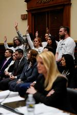 Pramila Jayapal bad Epstein-ofre, der var mødt op til høringen, om at række hånden i vejret, hvis de endnu ikke havde mødtes med Justitsministeriet. Justitsminister Pam Bondi sad med ryggen til ofrene. Foto: Kent Nishimura/Ritzau Scanpix