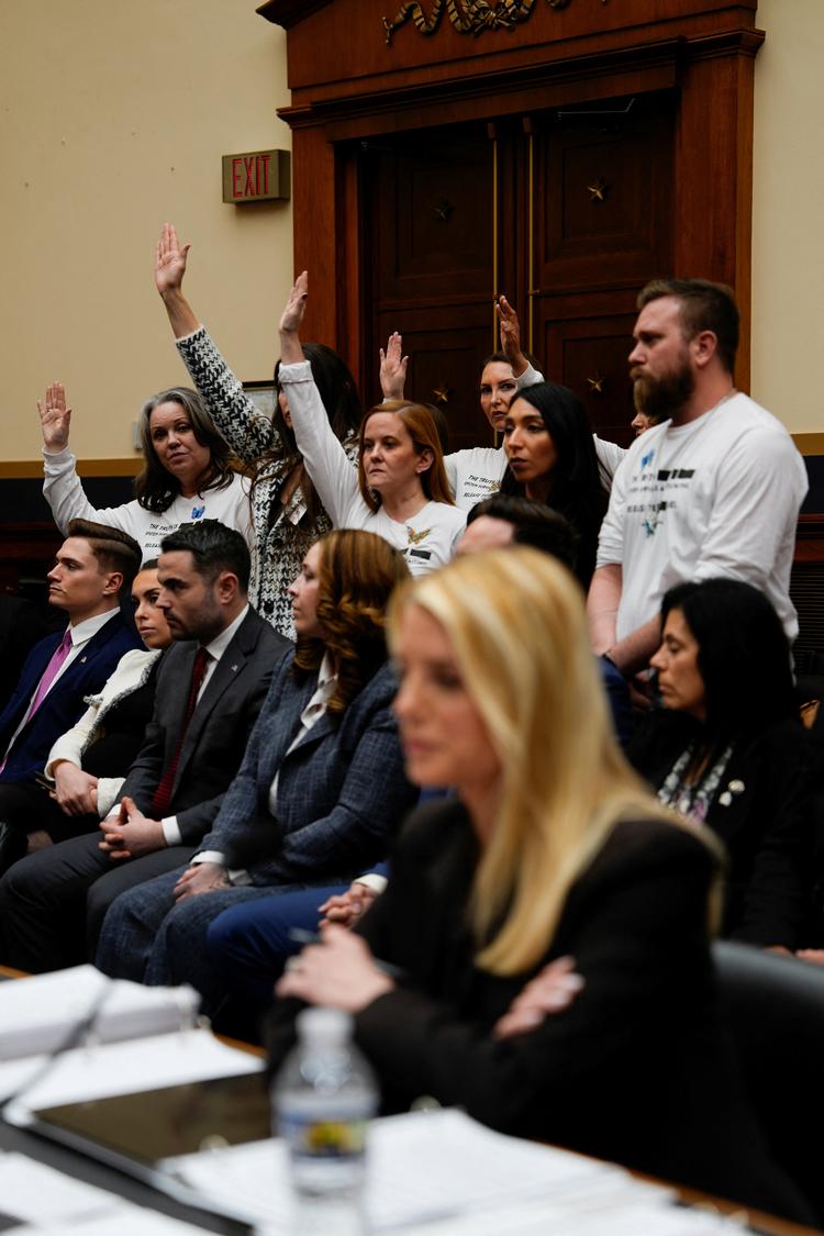 Pramila Jayapal bad Epstein-ofre, der var mødt op til høringen, om at række hånden i vejret, hvis de endnu ikke havde mødtes med Justitsministeriet. Justitsminister Pam Bondi sad med ryggen til ofrene. Foto: Kent Nishimura/Ritzau Scanpix