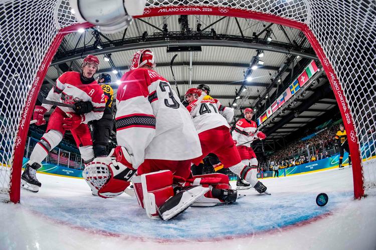 Det tyske effektivitet for større foran Frederik Andersens mål, end den danske var i den anden ende af banen. Foto: Wang Kaiyan/Ritzau Scanpix