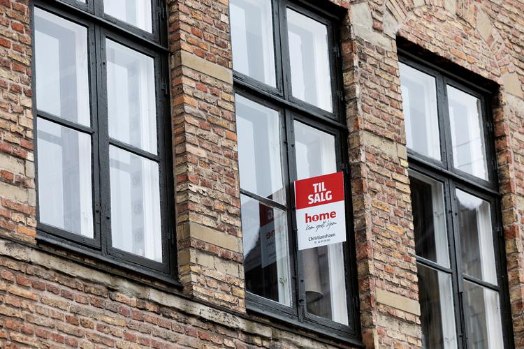 Apartment for sale. For-sale sign on a condo. Home. Real estate agent. Home sale. Housing market. Foto: Thomas Borberg