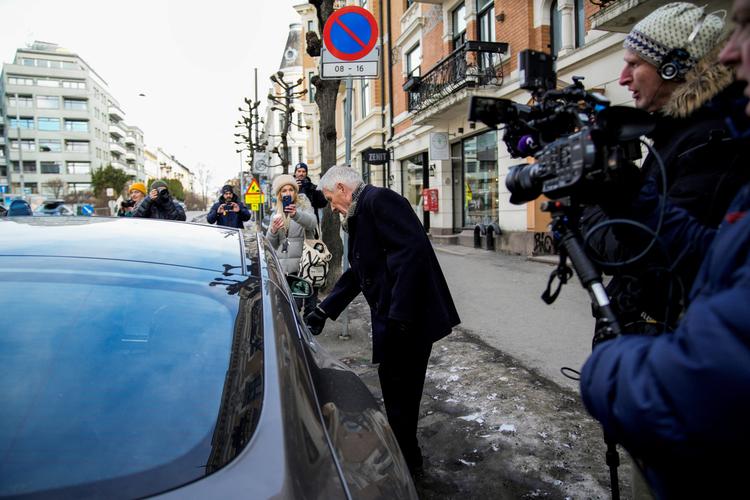 Den nu korruptionssigtede tidligere norske statsminister, Thorbjørn Jagland, blev forfulgt af fotografer, da han tidligere i denne uge forlod sin lejlighed i Oslo. Foto: Stian Lysberg Solum/Ritzau Scanpix