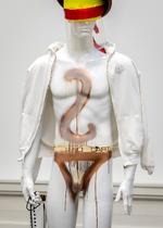 Ud over at hun selv klæder sig ekstremt godt, har Isa Genzken et nonchalant mellemværende med mode i sin kunst. Og med popikoner. Og en mannequindukke fra tøjbutikken er vel også en slags popikon.  Foto: Malle Madsen