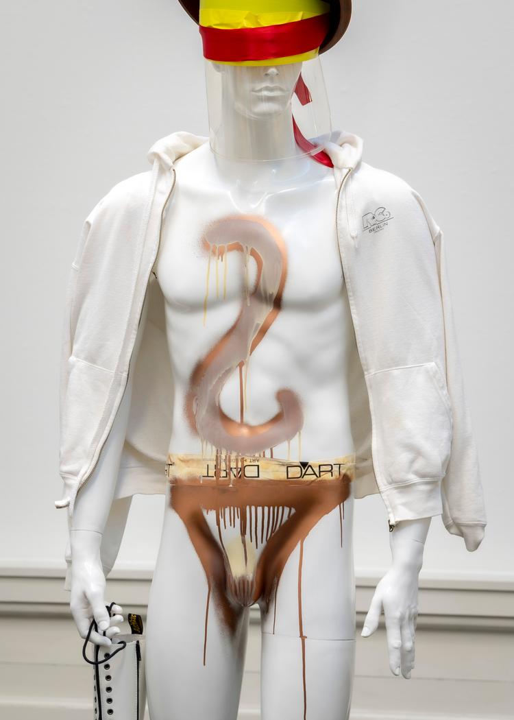 Ud over at hun selv klæder sig ekstremt godt, har Isa Genzken et nonchalant mellemværende med mode i sin kunst. Og med popikoner. Og en mannequindukke fra tøjbutikken er vel også en slags popikon.  Foto: Malle Madsen