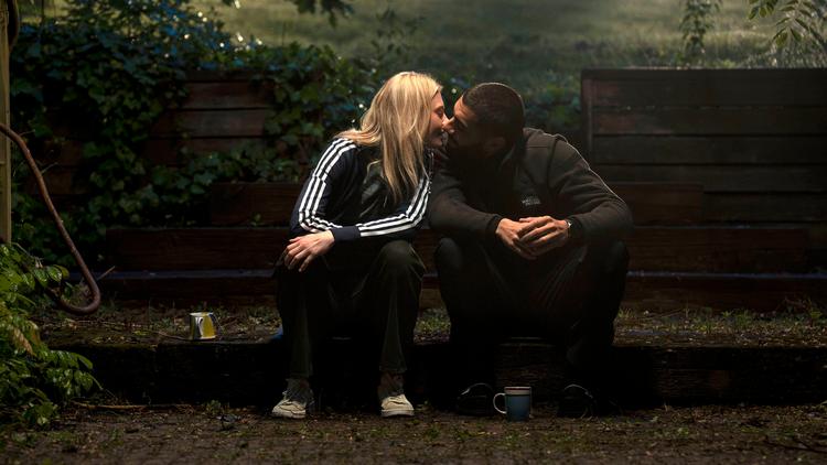 Clara Rosager og Soheil Bavi er politieleverne Freja og Youssef, der indleder et forhold under svære omstændigheder. Foto: Per Arnesen