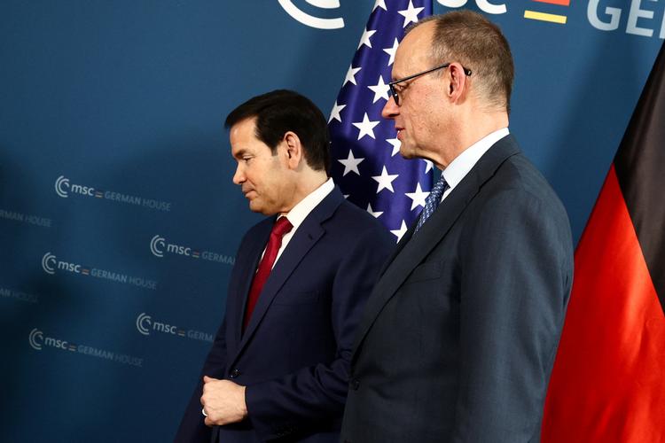 Den gamle verdensorden er død, sagde USA's udenrigsminister Marco Rubio, inden han tog fra USA til den årlige sikkerhedskonference i München. Tysklands kansler Friedrich Merz har forstået, det er alvor.  Foto: Liesa Johannssen/Ritzau Scanpix