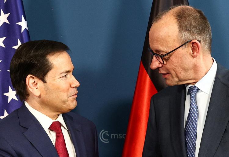 Den tyske kansler, Friedrich Merz, tager imod USA's udenrigsminister, Marco Rubio, på sikkerhedskonferencen i München. Foto: Liesa Johannssen/Ritzau Scanpix