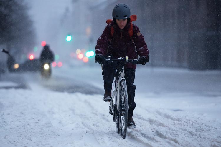 Cyklister og fodgængere må vente længere på at få ryddet sneen væk, og det er kønsdiskriminerende, mener nogle. Foto: Thomas Borberg