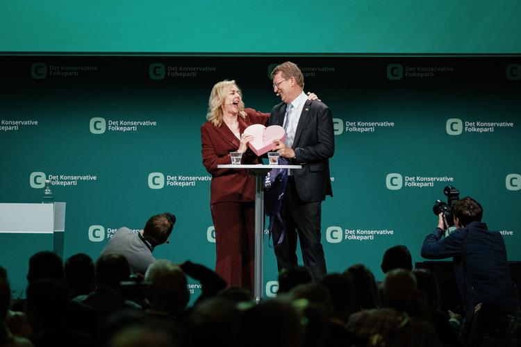 Der er fornyet kærlighed mellem  Det Konservative Folkepartis partileder Mona Juul (K) og forsvarsminister Troels Lund Poulsen (V), som her gæster  De Konservatives landsråd i Tivoli Hotel & Congress Center i København  i  september 2025.   Arkivfoto:  Jonathan Damslund