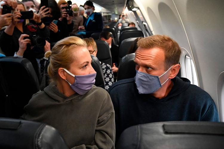 Aleksej Navalnyj på vej hjem til Moskva, hvor FSB i 2021 ventede med arrestation, en fangelejr i Sibirien og i 2024 et giftmord. Hans hustru, Yulia Navalnaj lever i dag i eksil. Foto: Kirill Kudryavtsev/Ritzau Scanpix