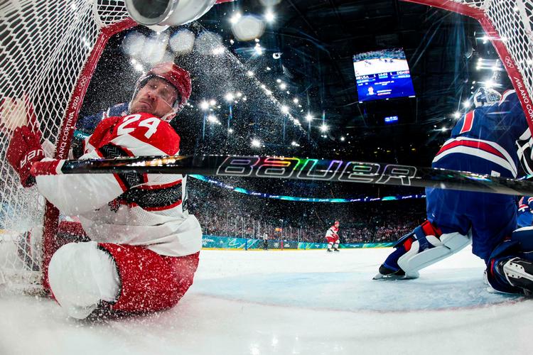 Danmark kæmpede hårdt for sagen, men endte alligevel med at blive mast af den amerikanske overmagt. Nikolaj Ehlers følte sig i hvert fald mast på unfair vis, da han enten gled, blev skubbet eller væltet ind i den ene målstolpe. Foto: -/Ritzau Scanpix