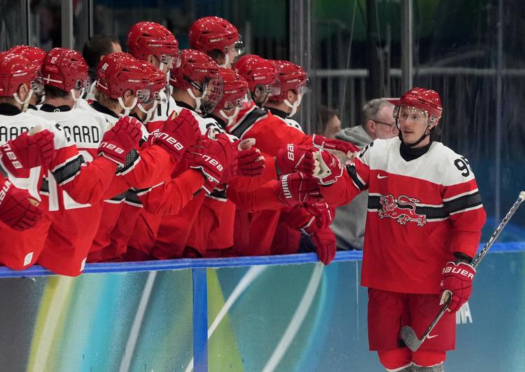 Nick Olesen på paradetur langs den danske udskiftningsbænk efter sin scoring til 4-2 fra egen banehalvdel. Foto: Amber Searls/Ritzau Scanpix