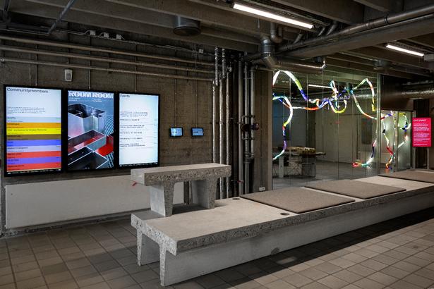 Beton-dæk er genbrugt som møbler.  Foto: Finn Frandsen