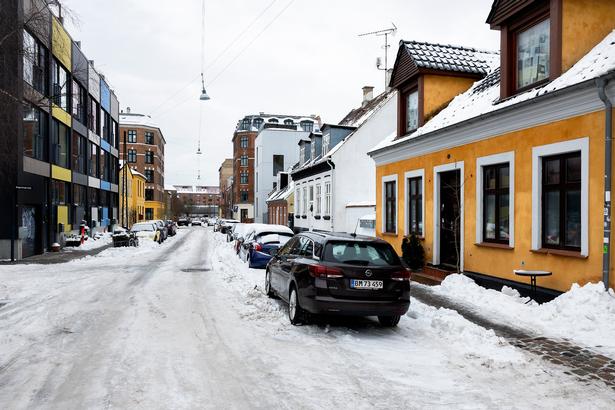 Blandingen af farver og størrelser skaber enestående miljø på Thoravej. Foto: Finn Frandsen