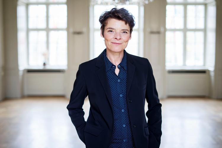 Anja Philip har det lidt ambivalent med at fylde 60. »Mange af dem, der er lidt ældre end mig, begynder at orientere sig anderledes i verden. De nærmer sig slutningen på arbejdslivet og fokuserer mere på andre ting. Men der er jeg bare slet ikke endnu«, siger hun. Foto: Anette Sønderby