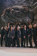 Ti skuespillere hæver næverne til kamp mod usynlighed på Nørrebro Teater.  Foto: Jonas Bie