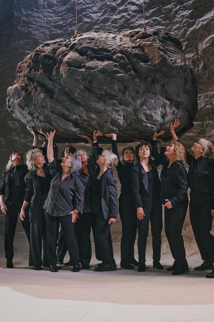 Ti skuespillere hæver næverne til kamp mod usynlighed på Nørrebro Teater.  Foto: Jonas Bie