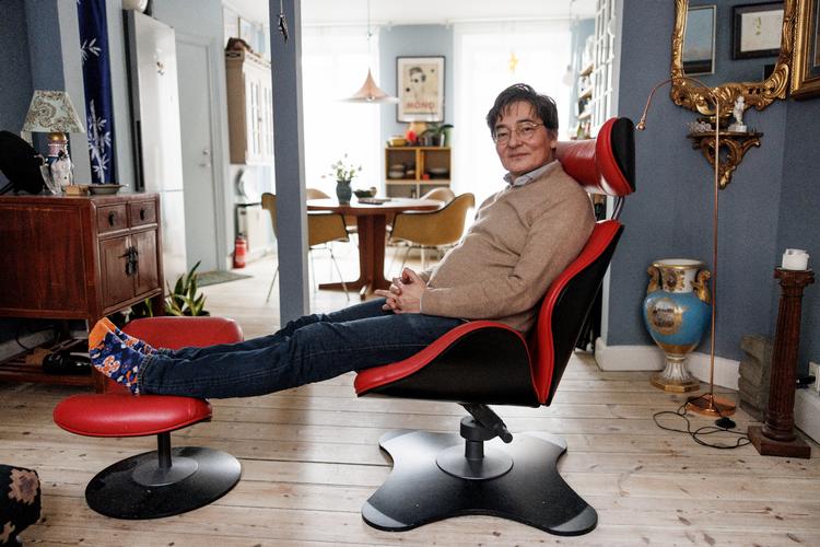56-årige Kenichi (Ken) Nakashima sagde op som butikschef i en stor sølvbutik i Bredgade for at starte på en elevplads som sosu-assistent. Her er han i sin lejlighed på Vesterbro.  Foto: Jacob Ehrbahn