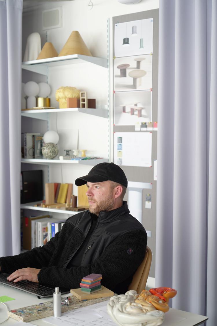 Simon Legald tegner stole, borde, sofaer, lamper og næsten alt muligt andet for Normann Copenhagen, hvor han er leder af designafdelingen.  Foto: Pr-foto