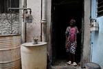 En ældre kvinde ryger en cigar i porten til sit hjem i Havana. USA's pres på Cuba har udløst en massiv økonomisk krise med galopperende priser på mad, brændstof og transport. Foto: Norlys Perez/Ritzau Scanpix